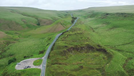 Eine-Lange-Straße,-Die-Sich-Durch-Die-Englische-Landschaft-Schlängelt