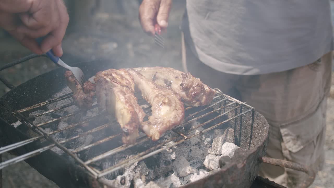 두 사람 이 포르투갈 알렌테조 의 해변 근처 에서 스테이크 를 요리 하고 있다