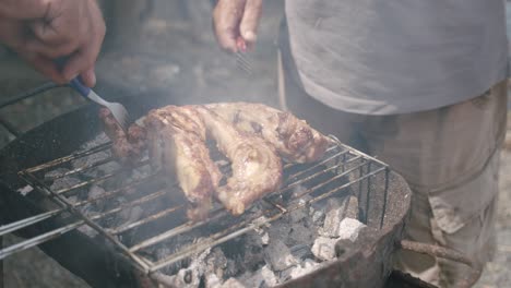 dos hombres cocinan un filete cerca de la playa en alentejo, portugal