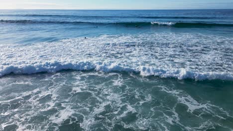 Schäumende-Wellen-Rollen-Mit-Surfern-Im-Sommer-An-Der-Playa-De-Caion-In-Galizien,-Spanien