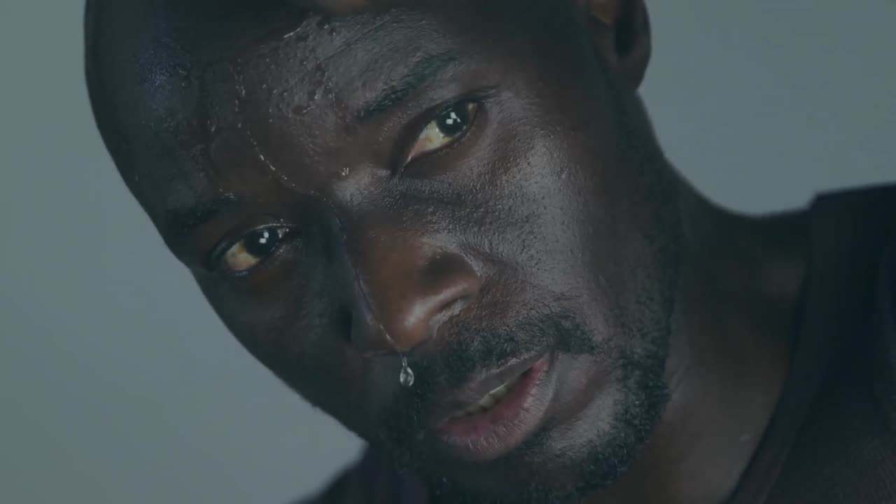 анимация вмешательства над афроамериканским спортсменом в спортзале