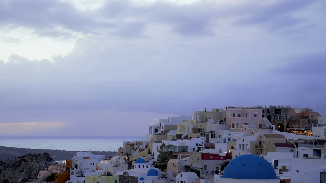 el pequeño pueblo de oia en santorini, grecia al anochecer