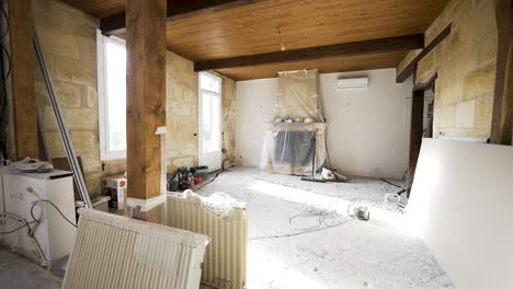 hauszimmer renoviert mit neuen wänden und paneelen einschließlich holzveredelung, dolly in pan rechts schuss