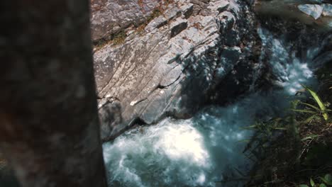Schäumendes-Wasser,-Das-Durch-Den-Fluss-Mit-Riesigen-Felsen-Mitten-Im-Dschungel-In-Südamerika-Fließt