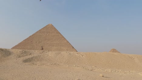 pirámide de khufu ubicada en la meseta de giza en egipto con pan lento a la derecha