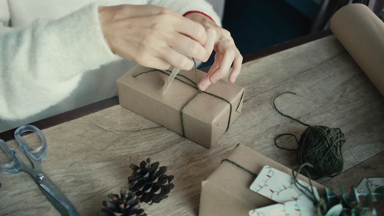 Mujer envolver regalos de Navidad