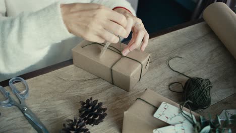 mujer envolviendo regalos de navidad