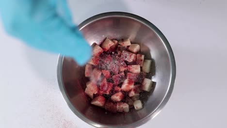 fotografía cenital en cámara lenta del chef condimentando patatas
