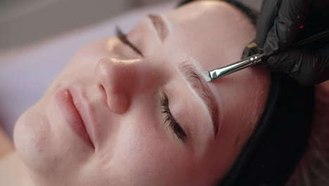 eyebrow shaping procedure