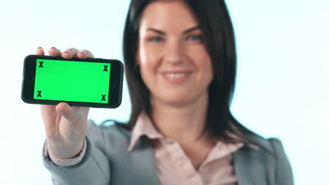 cara, manos y mujer con pantalla verde del teléfono