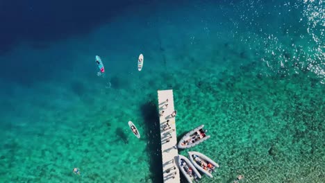 Ein-Blick-Auf-Ein-Tropisches-Dock-Mit-Booten,-Die-Von-Einer-Drohne-Erfasst-Wurden