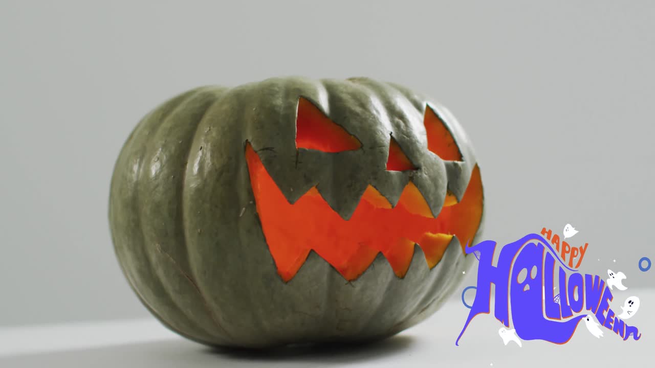 feliz banner de texto de halloween sobre halloween espeluznante calabaza contra fondo gris
