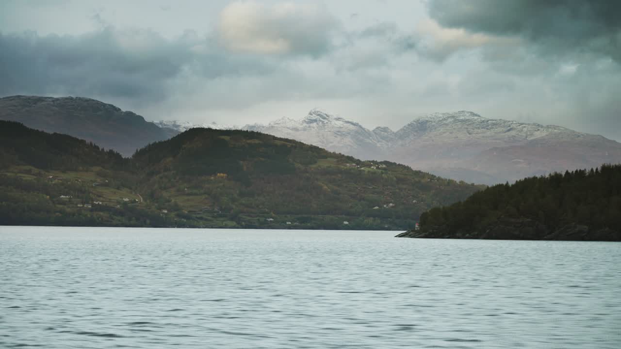 плавание вдоль берегов хардангер-фьорда