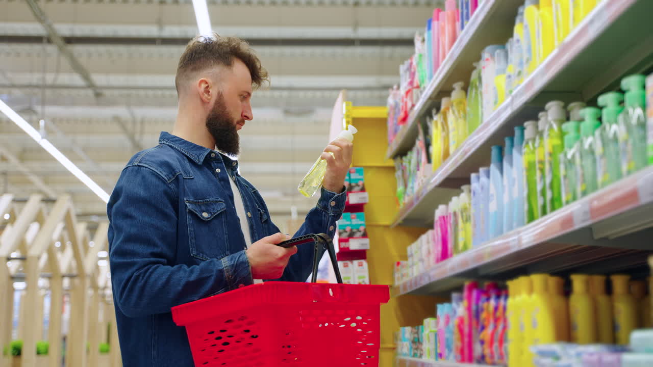 hombre comprando suministros de limpieza en un supermercado