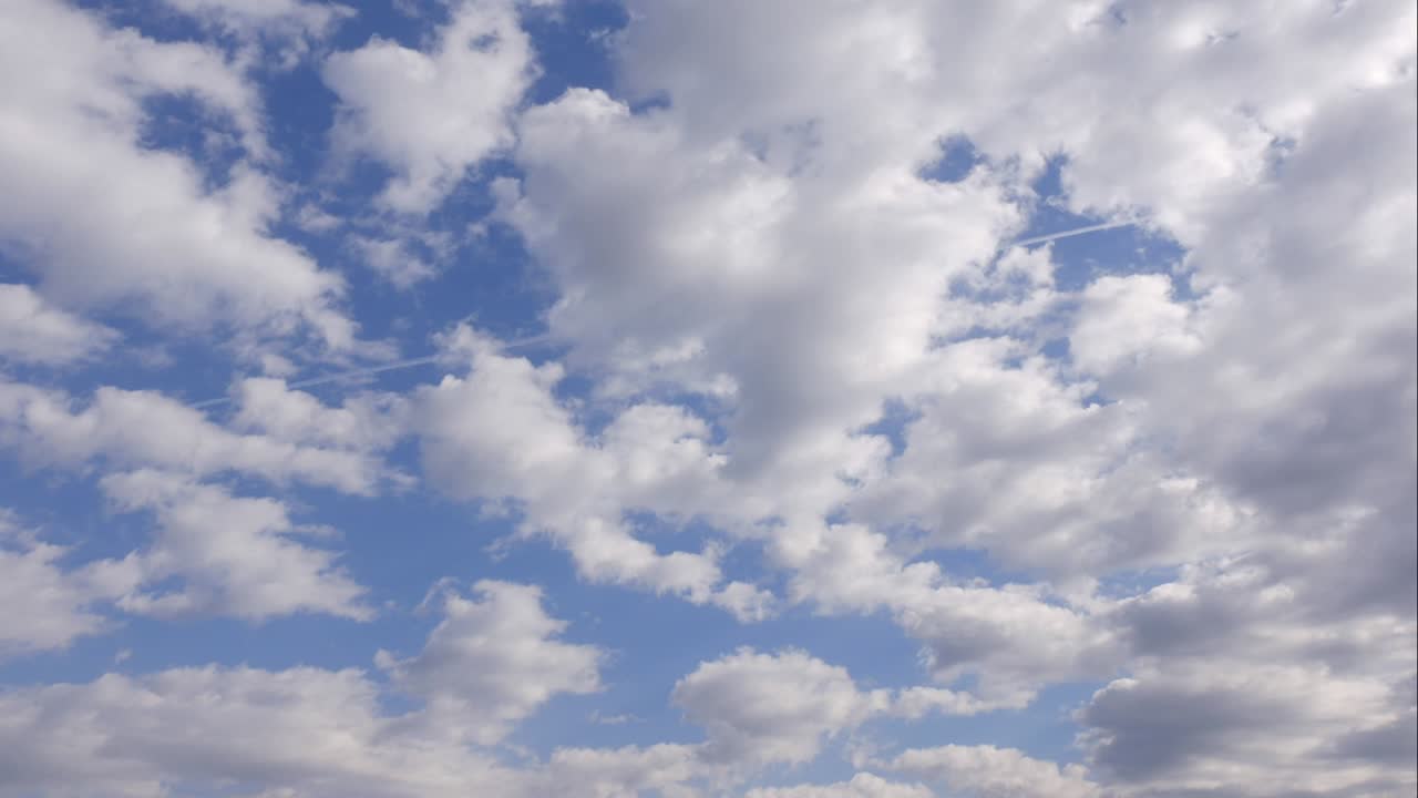 cielo azul nubes blancas. nubes puffy fluffy blancas. nube cúmulo scape lapso de tiempo. verano cielo azul lapso de tempo. dramático majestuoso increíble cielo azul. nubes blancos suaves se forman. nubes fondo lapso de time