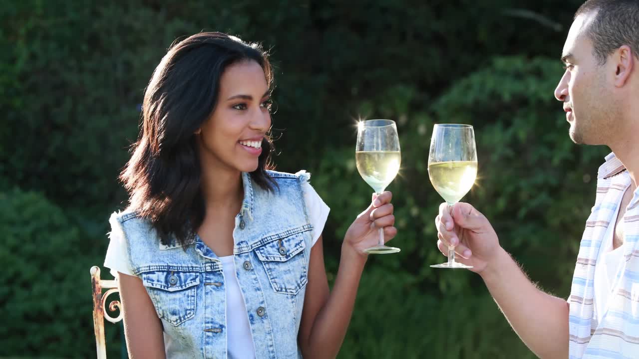pareja teniendo una comida romántica juntos