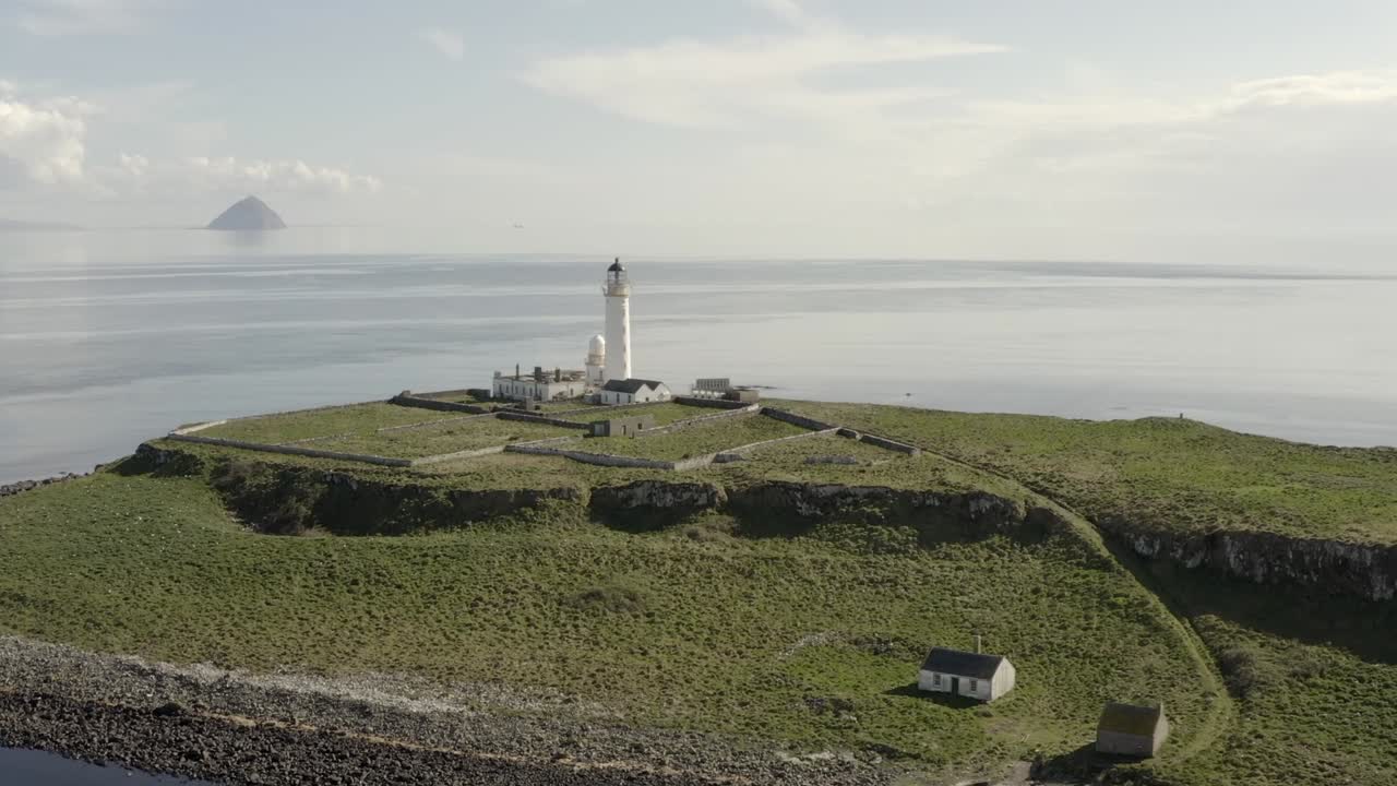 Luftfoto af Pladda Fyr på Isle of Arran på en solrig dag, Skotland