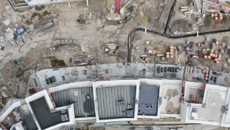 tejados de apartamentos recién construidos en el sitio de construcción, grúas, sobrecarga