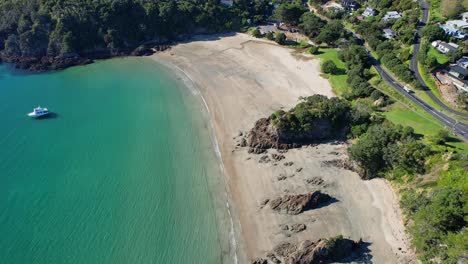 Vista-Aérea-De-La-Playa-Little-Oneroa,-Popular-Y-Pintoresca-Bahía-En-La-Isla-Waiheke,-Nueva-Zelanda