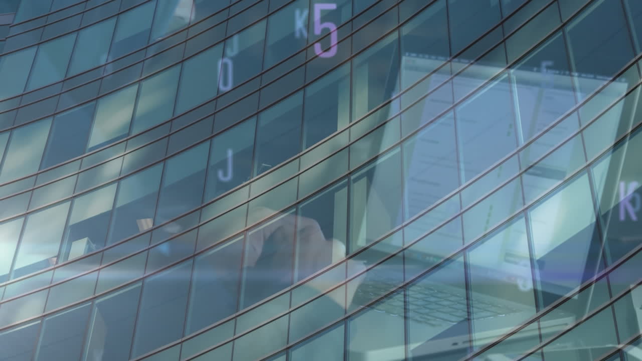 múltiples números y alfabetos cambiantes en la sección media de una persona que usa una computadora portátil en un edificio alto
