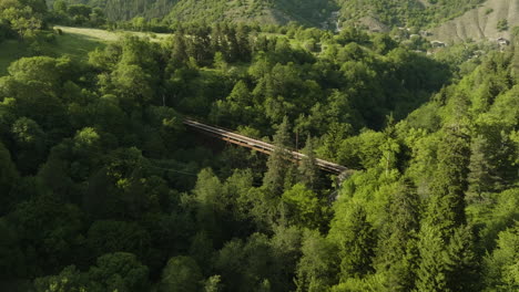 Luftaufnahme-Der-Historischen-Eiffelbrücke-über-Den-Fluss-Tsemistskali-In-Georgien