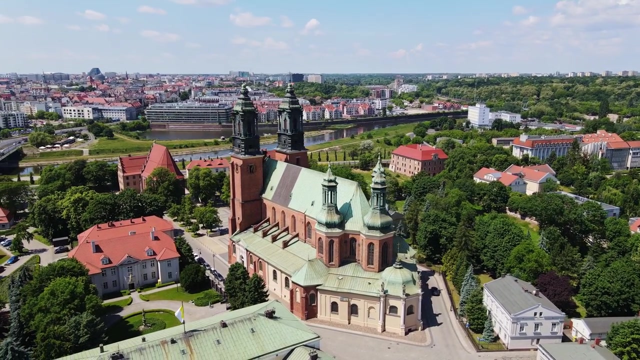 Maestosa basilica gotica domina oggi il più antico distretto ecclesiastico della Polonia.