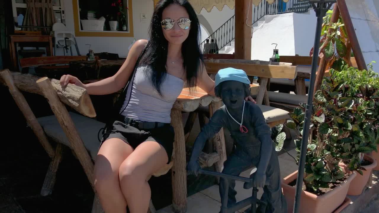 푸에르토 데 모간의 아름다움을 탐구하는 여성, 그란 카나리아