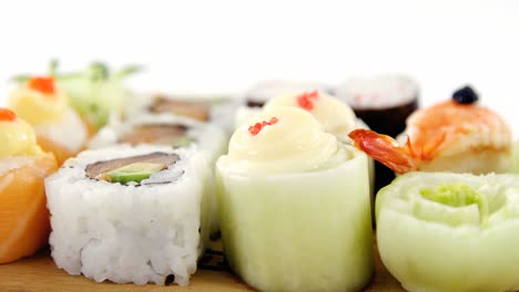 conjunto de sushi variado servido en bandeja de madera