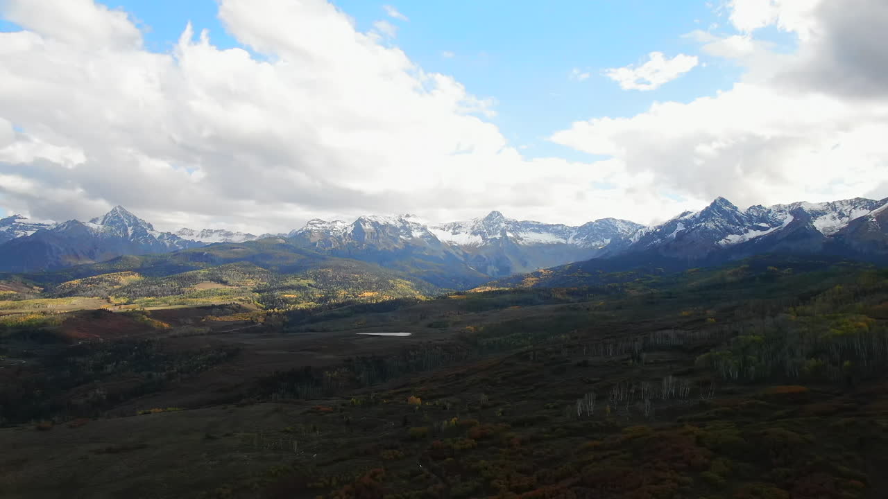Colorado colorato Million Dollar Highway Mount Sniffels Wilderness Dallas Range drone cinematografico aereo colori autunnali nuvolosi San Juans Ridgway Ralph Lauren Ranch 14er movimento in avanti e verso il basso