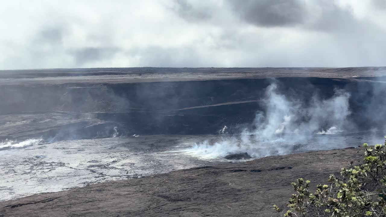 el humo sale del volcán activo más grande de hawai.