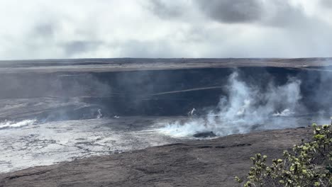 Smoke-pluming-out-of-Hawaii's-largest-active-volcano