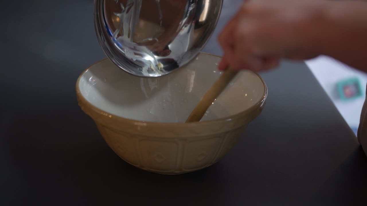 agregar mantequilla a un tazón para hacer un pastel