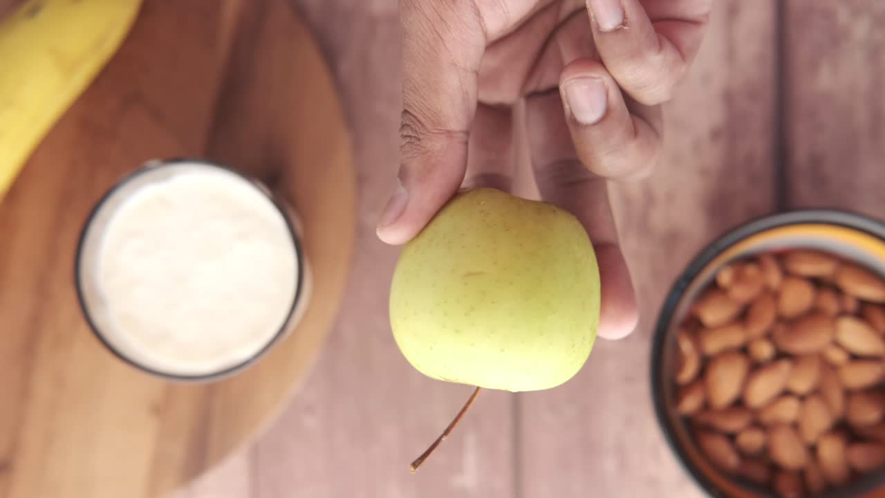 Colazione sana con mela, frullato e mandorle