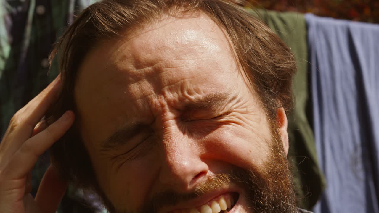 angustiado e incómodo sudor hombre poniéndose demasiado caliente bajo el sol de verano - cámara lenta 4k