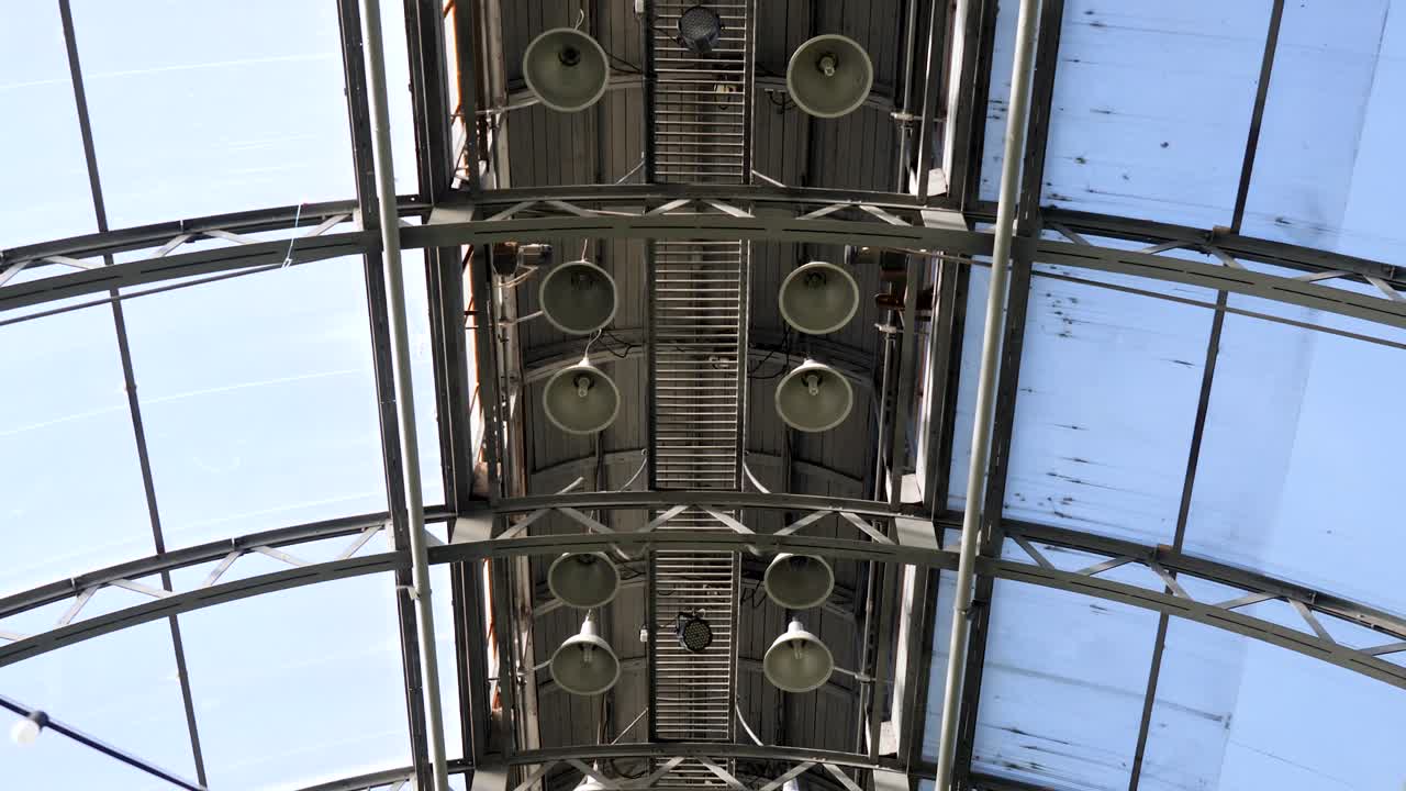 bajo un techo de metal y vidrio