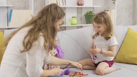 Juegan-En-Casa-Con-La-Madre-Y-Su-Pequeña-Hija-Y-Son-Felices.