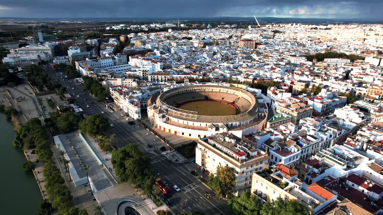 극적인 폭풍우 구름과 하늘 세빌라 (스페인) 도시와 도시 풍경