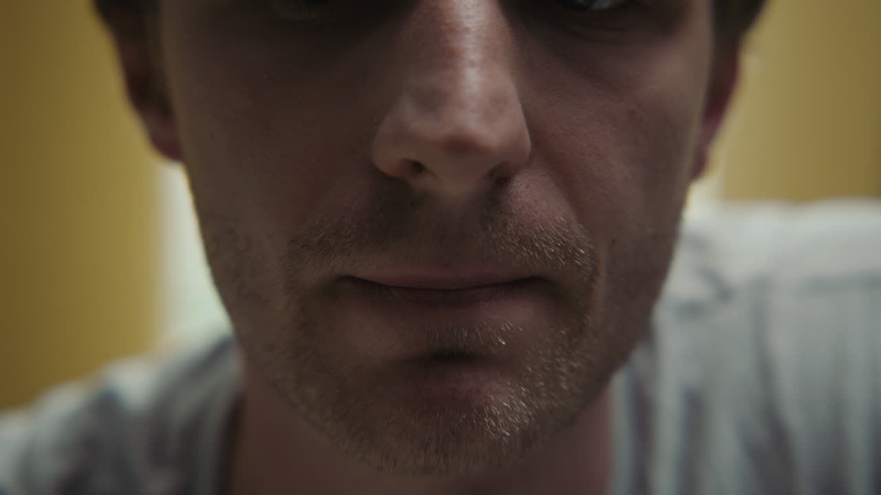 primer plano de la cara de un hombre