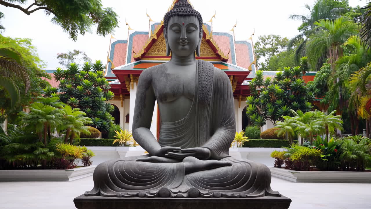 Statua del Buddha in meditazione in un tranquillo giardino di un tempio asiatico