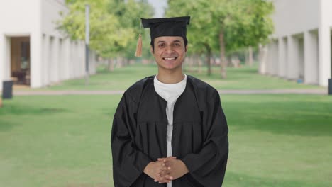 Feliz-Estudiante-Indio-Obteniendo-El-Desmayo-De-La-Universidad