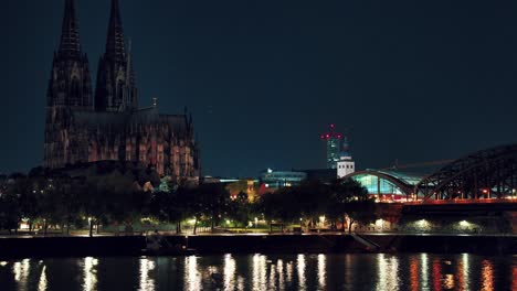 Timelaps-Colonia-Alemania-Puente-E-Iglesia-En-La-Noche