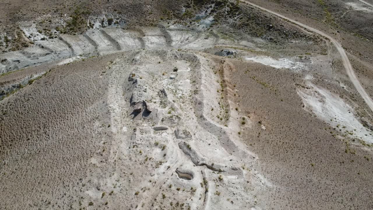 헤사라크 지방의 황량한 언덕