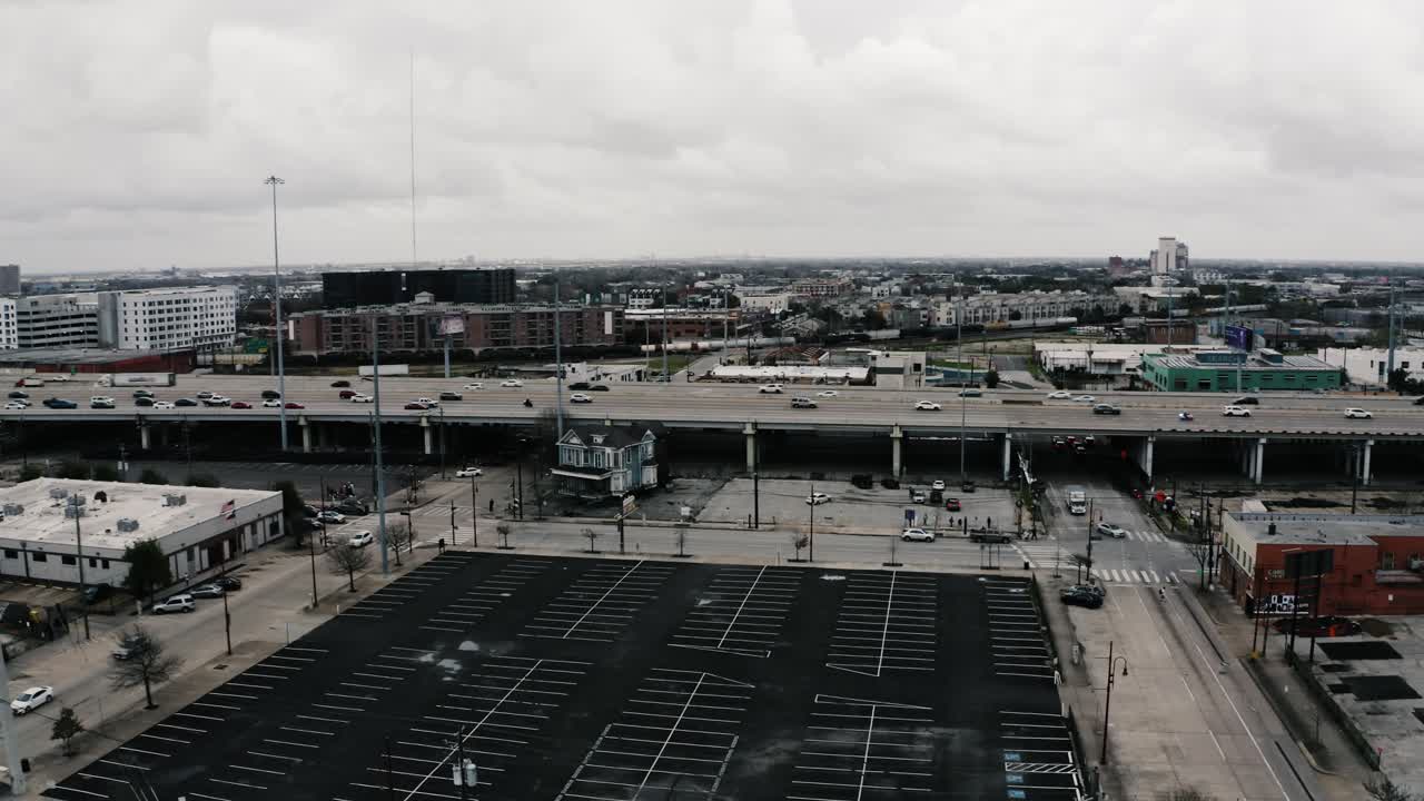 fotografía aérea de coches que viajan por la concurrida red de autopistas de houston.