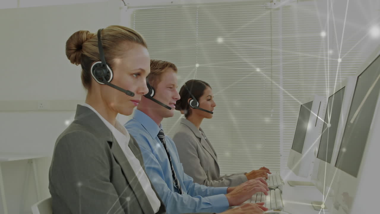 전화 헤드 ⁇ 을 착용 한 사업가 들 을 통한 연결 네트워크 의 애니메이션