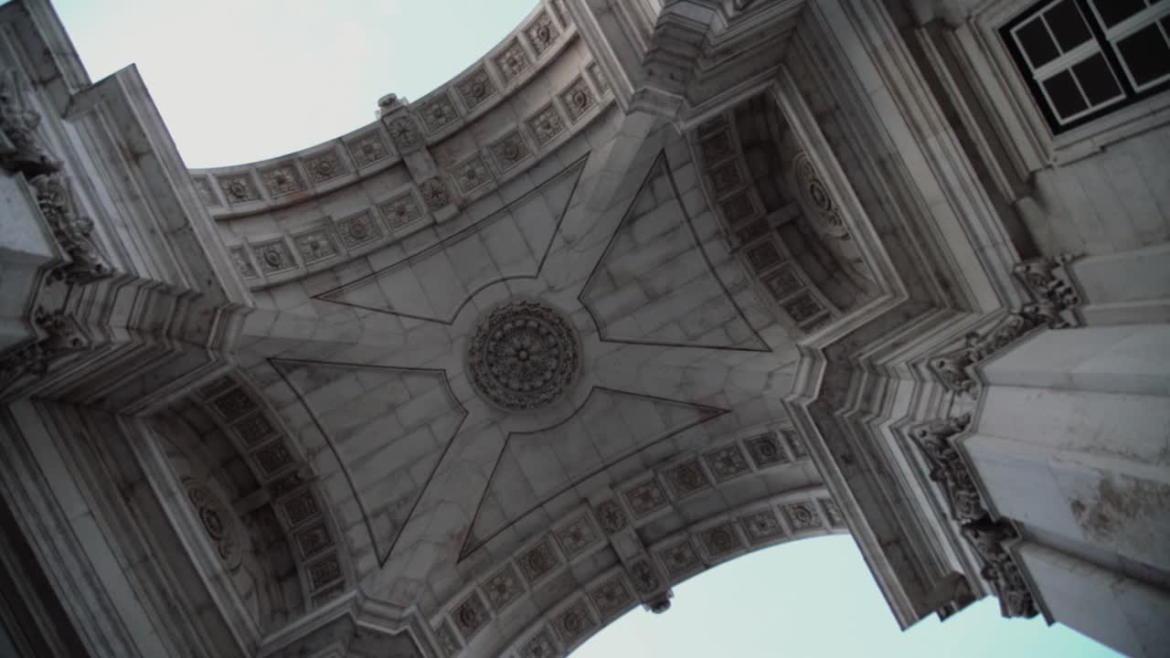 아치 천장 아래 회전