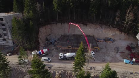 sitio de construcción en medio de un bosque destruido con maquinaria pesada