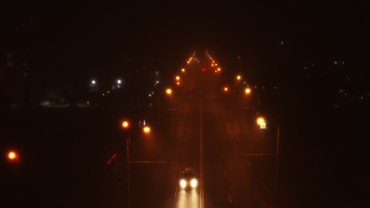 imágenes simétricas de drones aéreos brumosos de la ciudad de cluj-napoca por la noche