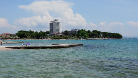 Día-Soleado-En-La-Playa-De-Plava-En-Vodice