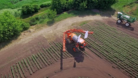 máquina de pulverización en el campo agrícola transformada para planta de fertilizante