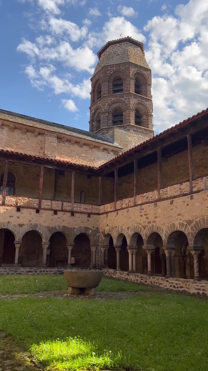 Monasterio. Escena de iglesia misteriosa y contemplativa con luz suave y simbolismo espiritual.
